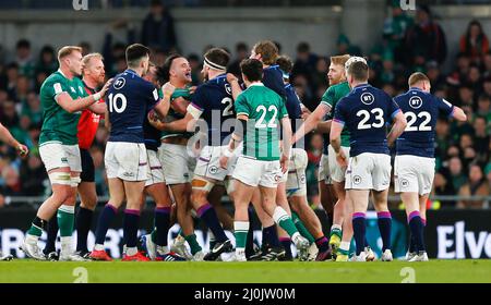 19.. März 2022 ; Aviva Stadium, Dublin, Irland; 6-Nations International Rugby, Irland versus Schottland; James Lowe aus Irland Gerät in ein Gepött Stockfoto