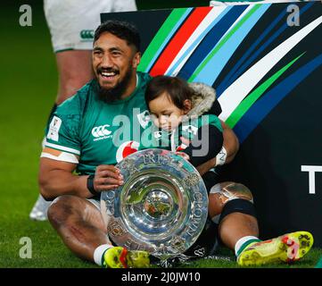 19.. März 2022 ; Aviva Stadium, Dublin, Irland; 6-Nations International Rugby, Irland gegen Schottland; Bundee Aki von Irland mit der Triple Crown und seinem Kind Stockfoto