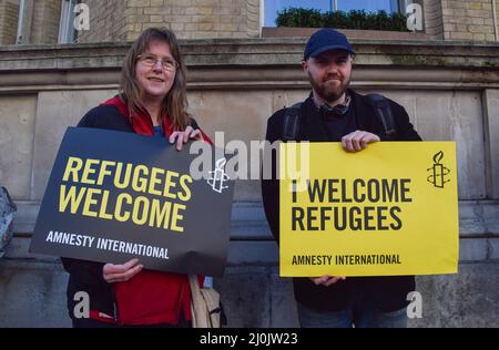 London, Großbritannien, 19.. März 2022. Demonstranten halten Plakate mit dem Titel „Refugees Welcome“ in der Nähe des Hauptquartiers der BBC. Tausende von Menschen marschierten durch Central London, um gegen Rassismus und Flüchtlinge zu protestieren. Kredit: Vuk Valcic/Alamy Live Nachrichten Stockfoto