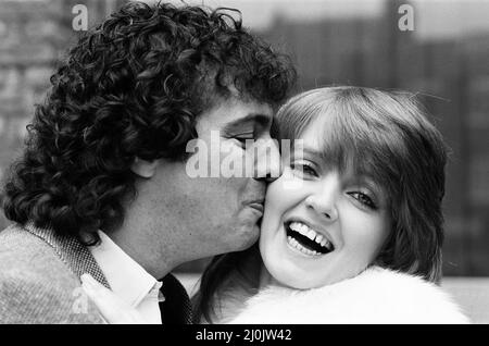 Linda Nolan, ein Mitglied der Singgruppe The Nolans, gab heute ihr Engagement für Brian Hudson von Barking, Essex, bekannt, der in den letzten Jahren die Tourmanagerin der Gruppe war. Das Paar plant, später im Jahr zu heiraten. 22.. April 1981. Stockfoto