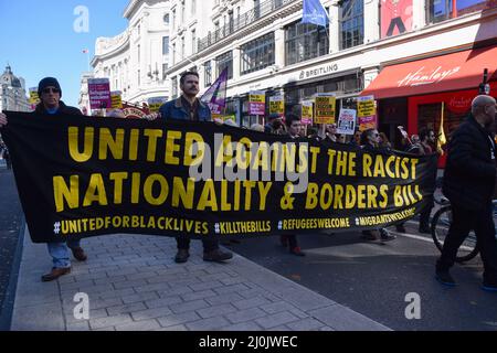 London, Großbritannien, 19.. März 2022. Die Demonstranten tragen in der Regent Street ein Banner gegen die Nationalität und die Grenzen des Gesetzentwurfs. Tausende von Menschen marschierten durch Central London, um gegen Rassismus und Flüchtlinge zu protestieren. Kredit: Vuk Valcic/Alamy Live Nachrichten Stockfoto