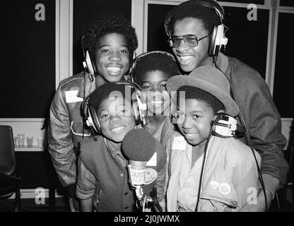 Musical Youth, britische jamaikanische Pop-/Reggae-Gruppe, in den Capital Radio Studios in London, wo sie helfen, eine Straßenverkehrssicherheitskampagne mit Glitzer-Discs zu starten 8.. Oktober 1982. Mitglieder der Gruppe sind: Freddie Waite alias Junior, Dennis Seaton, Patrick Waite, Michael Grant & Kelvin Grant Stockfoto