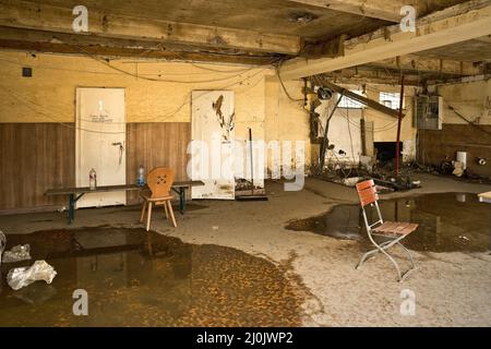 Schäden in einem Fast-Food-Laden an der Ahr-Rotweinstraße, Hochwasserkatastrophe 2021, Mayschoss, Deutschland Europa Stockfoto