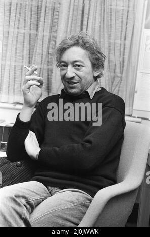 Serge Gainsbourg, Großbritannien, um die englische Version seines ersten Romans, Yevgenii Sokolov: A Parabolic Tale, zu veröffentlichen, die am Freitag, den 14.. November 1980, in den Londoner Büros seines Verlegers Virgin Books, abgebildet wurde. Stockfoto