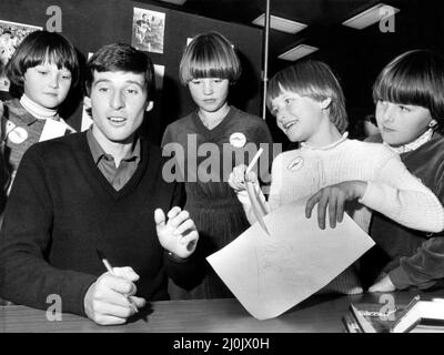 Lord Sebastian Coe Sebastian Coe während einer Buchunterzeichnungssitzung in der Gateshead Library beim Start der Gateshead Council-Familienbuchmesse am 19. Oktober 1981 Stockfoto