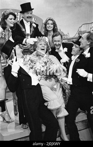 Peggy Mount nimmt die Rolle eines Badeschönheitsanwärter in „The End of the End of the Pier Show“ ein, der jetzt in den Southern TV Studios in Southampton, Hampshire, gedreht wird. 23.. Juli 1980. Stockfoto