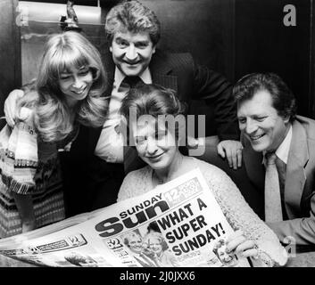 Unter den ersten, die eine Vorschau auf den neuen Look Sunday Sun erhielten, waren vier berühmte Gesichter aus Großbritanniens populärster Street. Die Stars der Coronation Street, Helen Worth, Peter Adamson, Pat Phoenix und Johnny Briggs, sahen eine Musterausgabe der Zeitung, als sie das Sunderland Kaufhaus Joklings besuchten, um den Weihnachtsmann des Stores zu begrüßen. 01/11/1980 Stockfoto