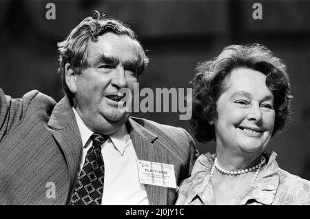 Szenen während der Abstimmung des stellvertretenden Führers der Labour Party auf der Labour Party Konferenz in Brighton. Denis Healey feiert mit seiner Frau Edna. 28.. September 1981. Stockfoto