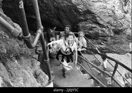 Premierministerin Margaret Thatcher und ihr Mann Denis (nicht abgebildet) im Urlaub in Nord-Cornwall. Sie besuchten einen berühmten Schönheitsort an der Bedruthan Steps in der Nähe von Newquay. Frau Thatcher kletterte einige Stufen hinunter und hinauf zum Strand, aber Herr Thatcher fand, dass es ihm zu viel war. 10.. August 1981. Stockfoto