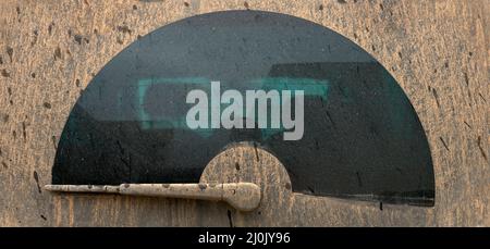 Detail einer Heckscheibe eines Fahrzeugs, das durch Regen mit Schlamm verschmutzt ist Stockfoto