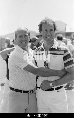 Alte Freunde und Gegner, Bobby Charlton & Franz Beckenbauer im englischen Trainingslager in Navacerrada, Madrid, Spanien, am Sonntag, 27.. Juni 1982, Westdeutschland und England treffen sich im Spiel der FIFA Fußball-Weltmeisterschaft 1982 der Gruppe B (29.. Juni) Stockfoto