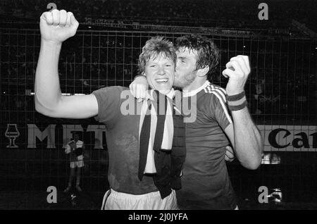 Das Europa-Cup-Finale 1982 wurde am 26. Mai 1982 ausgetragen. Der englische Meister Aston Villa besiegte den Westdeutschen Ligasieger Bayern München 1-0 in De Kuip in Rotterdam, Niederlande, um zum ersten und bisher einzigen Mal den Europameistertitel zu gewinnen.26.. Mai 1982 (Bild) Torschütze Peter Withe (rechts) feiert nach dem Spiel mit seinem Kollegen. Stockfoto