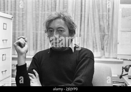 Serge Gainsbourg, Großbritannien, um die englische Version seines ersten Romans, Yevgenii Sokolov: A Parabolic Tale, zu veröffentlichen, die am Freitag, den 14.. November 1980, in den Londoner Büros seines Verlegers Virgin Books, abgebildet wurde. Stockfoto