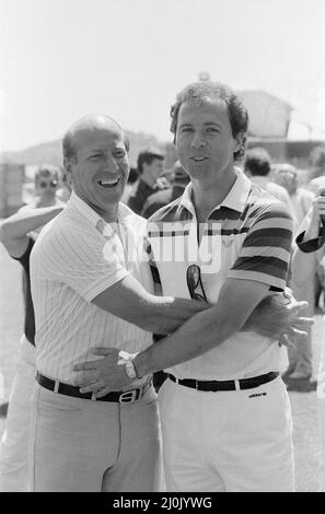 Alte Freunde und Gegner, Bobby Charlton & Franz Beckenbauer im englischen Trainingslager in Navacerrada, Madrid, Spanien, am Sonntag, 27.. Juni 1982, Westdeutschland und England treffen sich im Spiel der FIFA Fußball-Weltmeisterschaft 1982 der Gruppe B (29.. Juni) Stockfoto