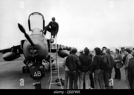 Ein anglo-französischer SEPECAT Jaguar, Bodenangriffsflugzeug der RAF, am Flughafen Newcastle. Der Pilot, Flugleutnant Michael Hetherington, kam an, nachdem er gerade über sein ehemaliges sechstes College in Tynemouth geflogen war. Er war von seinem Stützpunkt in Bruggen, Deutschland, auf einer speziellen Sortie- und Rekrutierungsaktion gekommen. Er wurde am Flughafen von seinen Eltern und einer Gruppe von Schülern aus seiner ehemaligen Hochschule empfangen. 8.. März 1982, Stockfoto