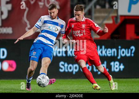 ENSCHEDE, NIEDERLANDE - 19. MÄRZ: Bram van Polen von PEC Zwolle, Daan Rots von FC Twente während des niederländischen Eredivisie-Spiels zwischen FC Twente und PEC Zwolle am 19. März 2022 im Stadion De Grolsch Veste in Enschede, Niederlande (Foto: Peter Lous/Orange Picles) Stockfoto