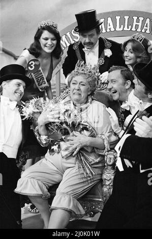 Peggy Mount nimmt die Rolle eines Badeschönheitsanwärter in „The End of the End of the Pier Show“ ein, der jetzt in den Southern TV Studios in Southampton, Hampshire, gedreht wird. 23.. Juli 1980. Stockfoto