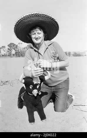 Der britische Darts-Spieler Eric Bristow posiert in einem Sombrero am Strand von Torremolinos Del Mar an der Costa Del Sol, Spanien, vor der Mediterranean Open Darts Championship. 31.. Januar 1982. Stockfoto