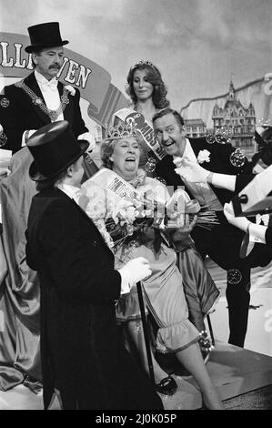 Peggy Mount nimmt die Rolle eines Badeschönheitsanwärter in „The End of the End of the Pier Show“ ein, der jetzt in den Southern TV Studios in Southampton, Hampshire, gedreht wird. 23.. Juli 1980. Stockfoto