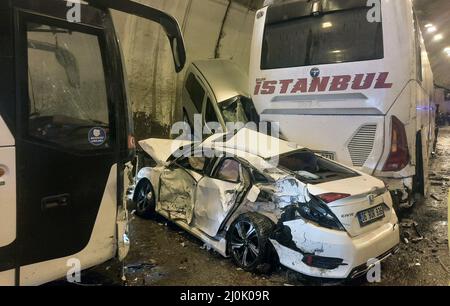 (220319) -- BOLU (TÜRKEI), 19. März 2022 (Xinhua) -- Dieses aus Videoaufnahmen gezeichnete Bild zeigt die Szene eines Verkehrsunfalls im Mount Bolu Tunnel im Nordwesten der Türkei am 19. März 2022. Mindestens 30 Menschen wurden am Samstag bei einem Pileup im Mount Bolu Tunnel auf der Autobahn Ankara-Istanbul verletzt, teilte ein lokaler Gouverneur mit. (Xinhua) Stockfoto