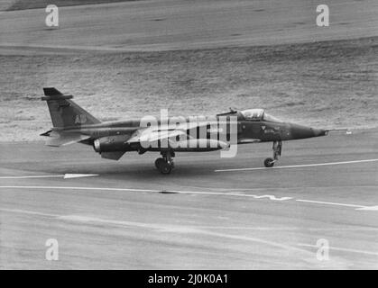 Ein anglo-französischer SEPECAT Jaguar, Bodenangriffsflugzeug der RAF, landet auf dem Flughafen Newcastle. Der Pilot, Flugleutnant Michael Hetherington, kam an, nachdem er gerade über sein ehemaliges sechstes College in Tynemouth geflogen war. Er war von seinem Stützpunkt in Bruggen, Deutschland, auf einer speziellen Sortie- und Rekrutierungsaktion gekommen. Er wurde am Flughafen von seinen Eltern und einer Gruppe von Schülern aus seiner ehemaligen Hochschule empfangen. 8.. März 1982, Stockfoto