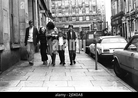 Einige der Darsteller von Watch on the Rhine der National Theatre Company, die am 22.. Oktober 1980 im Threatre Royal, Newcastle, auftreten, machen eine Stadtbesichtigung. Ein junger Adam Godley (ganz links) Stockfoto