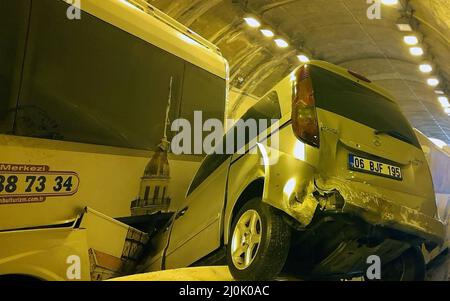 (220319) -- BOLU (TÜRKEI), 19. März 2022 (Xinhua) -- Dieses aus Videoaufnahmen gezeichnete Bild zeigt die Szene eines Verkehrsunfalls im Mount Bolu Tunnel im Nordwesten der Türkei am 19. März 2022. Mindestens 30 Menschen wurden am Samstag bei einem Pileup im Mount Bolu Tunnel auf der Autobahn Ankara-Istanbul verletzt, teilte ein lokaler Gouverneur mit. (Xinhua) Stockfoto