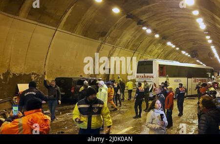 (220319) -- BOLU (TÜRKEI), 19. März 2022 (Xinhua) -- Dieses aus Videoaufnahmen gezeichnete Bild zeigt die Szene eines Verkehrsunfalls im Mount Bolu Tunnel im Nordwesten der Türkei am 19. März 2022. Mindestens 30 Menschen wurden am Samstag bei einem Pileup im Mount Bolu Tunnel auf der Autobahn Ankara-Istanbul verletzt, teilte ein lokaler Gouverneur mit. (Xinhua) Stockfoto