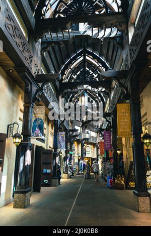 Souvenirladen im Dubai Grand Souk. Der traditionelle arabische Basar im Dubai Old Souq, Vereinigte Arabische Emirate. Stockfoto