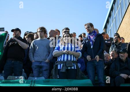 GILLINGHAM, GROSSBRITANNIEN. MÄR 19. Sheffield Wednesday Fans während des Sky Bet League 1-Spiels zwischen Gillingham und Sheffield Wednesday im MEMS Priestfield Stadium, Gillingham am Samstag, 19.. März 2022. (Kredit: Tom West | MI News) Kredit: MI Nachrichten & Sport /Alamy Live News Stockfoto