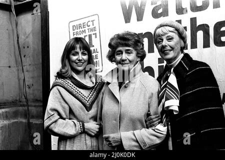 Einige der Darsteller aus der National Theature-Produktion von Watch on the Rhine im Theatre Royal, Newcastle am 22.. Oktober 1980. Von links nach rechts Deborah Grant, Dame Peggy Ashcroft und Pauline Jameson Stockfoto