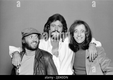 The Bee Gees zurück in London 22. November 1981. Von links nach rechts: Maurice Gibb Barry Gibb Robin Gibb *** Ortsüberschrift *** Sänger Stockfoto