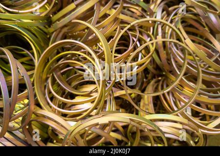 Cadmium mit chromatisierender gelber Schutzbeschichtung auf Stahlringteilen Haufen Stockfoto