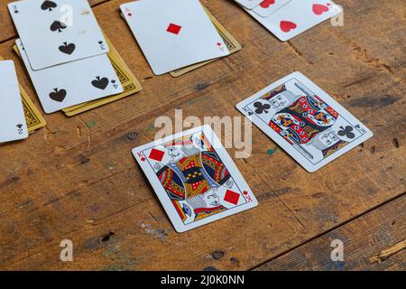 Spielkarten auf einem rustikalen Pioniertisch auf dem Britannia Ship Yard in Steveston British columbia, Kanada Stockfoto