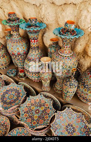 Souvenirladen im Dubai Grand Souk. Der traditionelle arabische Basar im Dubai Old Souq, Vereinigte Arabische Emirate. Stockfoto