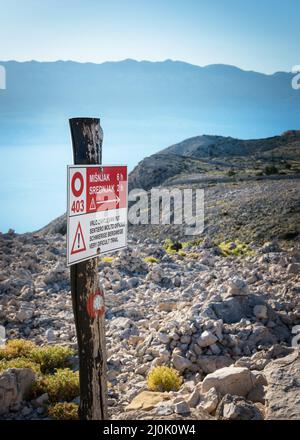 Richtungsschild - schwierige Route auf dem Bergweg auf Kamenjak auf der Insel Rab Stockfoto