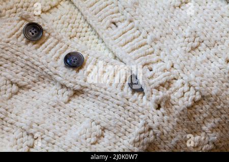 Geknöpfter Ausschnitt eines handgestrickten Pullovers im Britannia Ship Yard Complex in Steveston British Columbia, Kanada Stockfoto