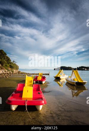 Tretboote am Strand von Kampor auf der Insel Rab Stockfoto