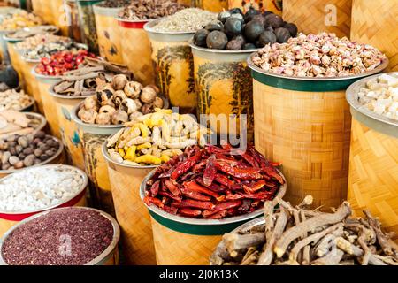 Dubai Gewürz-Souk. Traditioneller Basar in Dubai, Vereinigte Arabische Emirate (VAE) Verkauf einer Vielzahl von Düften und Gewürzen, Kräutern. Stockfoto