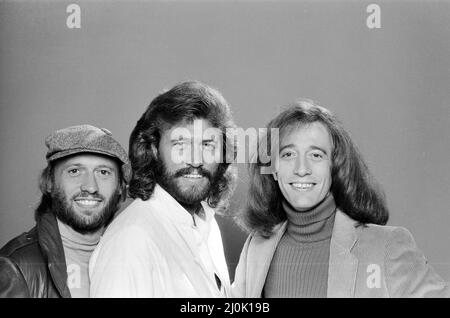 The Bee Gees zurück in London 22. November 1981. Von links nach rechts: Maurice Gibb Barry Gibb Robin Gibb *** Ortsüberschrift *** Sänger Stockfoto