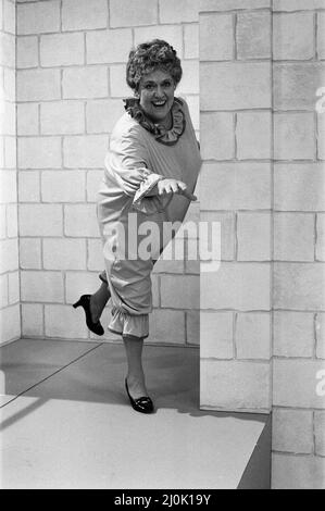 Peggy Mount nimmt die Rolle eines Badeschönheitsanwärter in „The End of the End of the Pier Show“ ein, der jetzt in den Southern TV Studios in Southampton, Hampshire, gedreht wird. 23.. Juli 1980. Stockfoto