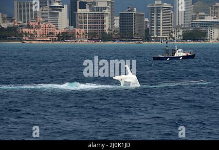 U-Boot vor der Skyline von Waikiki Beach auf der Insel Oahu, Honolulu, Hawaii Stockfoto