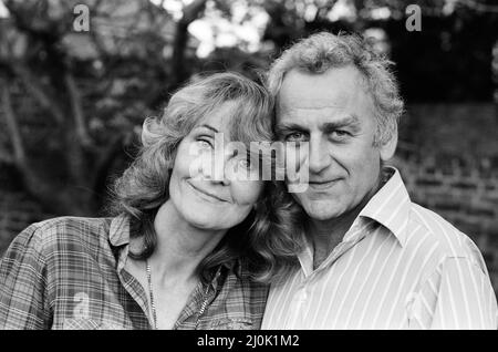 Schauspieler John Thaw mit seiner Schauspielerin Frau Sheila Hancock, abgebildet in ihrem Haus in Chiswick. 7. Mai 1981. Stockfoto