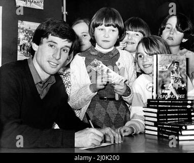 Lord Sebastian Coe Sebastian Coe während einer Buchunterzeichnungssitzung in der Gateshead Library beim Start der Gateshead Council-Familienbuchmesse am 19. Oktober 1981 Stockfoto