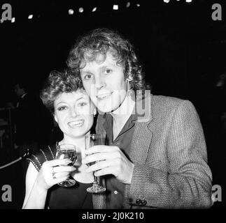 Eröffnungsabend nach der Show-Party für Cast und Crew von Cats, ein Musical nach T. S. Eliot 1939 Gedichtband Old Possums Book of Practical Cats, komponiert von Andrew Lloyd Webber, und zeigt im New London Theatre, fotografiert am Montag, 11.. Mai 1981. Unser Bild Zeigt ... Elaine Paige und Paul Nichola Stockfoto