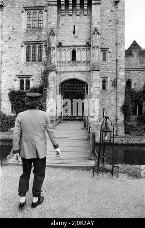 Tom Baker vor Ort in Hever Castle, wo er einen Comedy-Film dreht. 18.. August 1982. Stockfoto