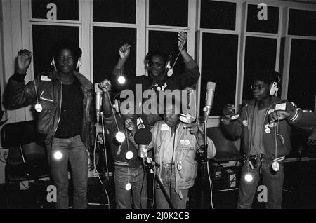 Musical Youth, britische jamaikanische Pop-/Reggae-Gruppe, in den Capital Radio Studios in London, wo sie helfen, eine Straßenverkehrssicherheitskampagne mit Glitzer-Discs zu starten 8.. Oktober 1982. Mitglieder der Gruppe sind: Freddie Waite alias Junior, Dennis Seaton, Patrick Waite, Michael Grant & Kelvin Grant Stockfoto