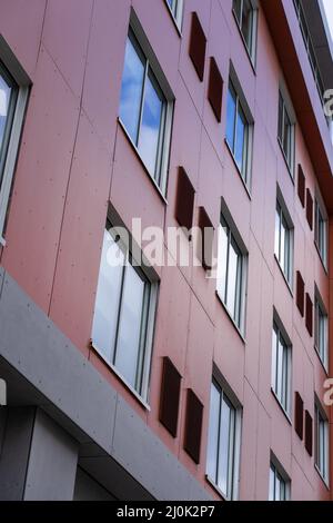 Vertikale Aufnahme eines braunen Wohngebäudes mit niedrigem Winkel Stockfoto