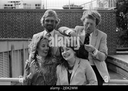 BBC Television kündigt heute die neuen Herbstprogramme an. Esther Rantzen und Joanna Monro sind mit Paul Daniels und Noel Edmonds abgebildet. 17.. August 1982. Stockfoto
