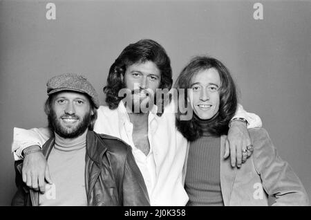 The Bee Gees zurück in London 22. November 1981. Von links nach rechts: Maurice Gibb Barry Gibb Robin Gibb *** Ortsüberschrift *** Sänger Stockfoto